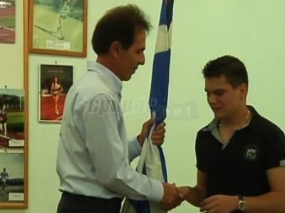 Συγκίνηση για τον τυφλό μαθητή που σήκωσε ψηλά την σημαία στην παρέλαση!