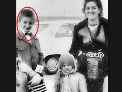 Αναγνωρίζετε το αγοράκι της φωτογραφίας που ποζάρει μαζί με τη μαμά του και την αδελφή του;