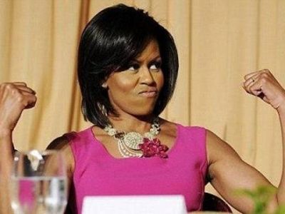 Μισέλ Ομπάμα: Τι μήνυμα στέλνει, δίπλα στις δημοφιλείς μαριονέτες; (βίντεο)