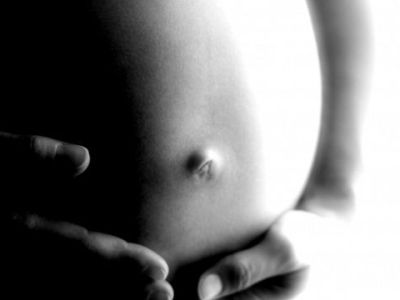 Δείτε το τρυφερό βίντεο μίας εγκύου. Πώς μεγαλώνει η κοιλιά της μήνα με το μήνα!