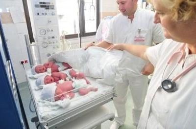 Μπαμπάς λαμβάνει ως δώρο γενεθλίων την γέννηση, όχι ενός αλλά 3 μωρών!