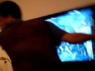 Έσπασε την τηλεόραση επειδή δέχτηκε γκολ σε βιντεοπαιχνίδι (βίντεο)