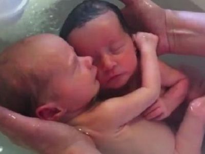 Αγκαλιασμένα νεογέννητα δίδυμα κάνουν μπάνιο! Δείτε το τρυφερό βίντεο που έχει σαρώσει στο διαδίκτυο