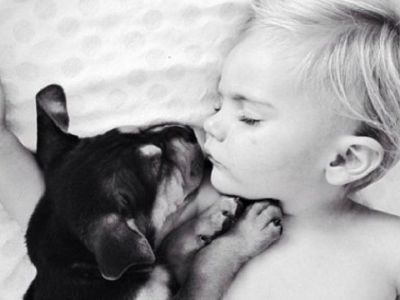 Ο ύπνος ενός παιδιού γίνεται μαγικός όταν έχει δίπλα του ένα κουτάβι! (φωτογραφίες)