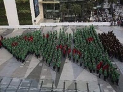 Δείτε το μεγαλύτερο «ανθρώπινο» χριστουγεννιάτικο δέντρο με 852 μαθητές από την Ταϊλάνδη (βίντεο)