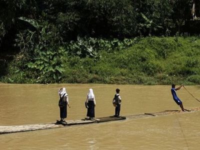 Ινδονησία: Ρισκάρουν τη ζωή τους για να μάθουν γράμματα (φωτογραφίες)