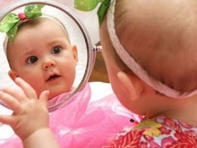 Η απίστευτη αντίδραση ενός μωρού όταν κοιτάει τον εαυτό του στον καθρέφτη! (βίντεο)