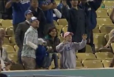 Τι γίνεται όταν ένας μπαμπάς θέλει να πανηγυρίσει και ξεχνάει ότι κρατάει την κόρη του στα χέρια του(βίντεο)