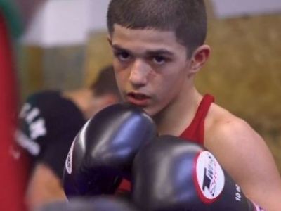 Ενα μεγάλος πρωταθλητής kickboxing και πολεμικών τεχνών, γεννιέται (βίντεο)