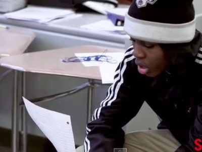 Αυτός ο καθηγητής δεν υπάρχει! Διδάσκει τα παιδιά θετικές επιστήμες μέσω του χιπ χοπ! (βίντεο)