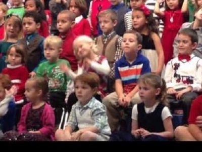 Η μοναδική στιγμή που ένα κοριτσάκι λέει τα κάλαντα στους κωφούς γονείς του (βίντεο)