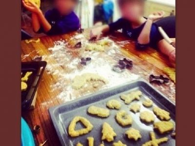 Τα παιδιά του διάσημου Έλληνα τραγουδιστή φτιάχνουν μελομακάρονα! (εικόνα)