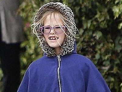 Το κοριτσάκι της φωτογραφίας έχει πασίγνωστους γονείς, αλλά δεν μοιάζει σε κανέναν! (εικόνες)