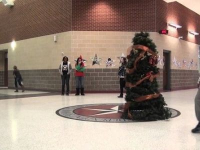 Το χριστουγεννιάτικο δέντρο κινείται και σκορπίζει τον τρόμο! Το βίντεο που σαρώνει!