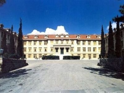 Απολύθηκε η καθηγήτρια που έπιασε το γιο του Πρωθυπουργού να αντιγράφει