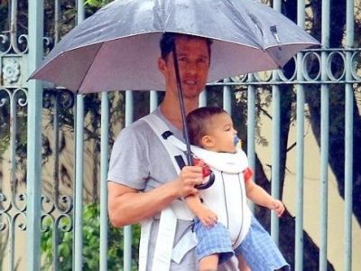 Ο τρυφερός μπαμπάς Μάθιου ΜακΚόναχι σε χριστουγεννιάτικη βόλτα με τον γιο του! (εικόνες)