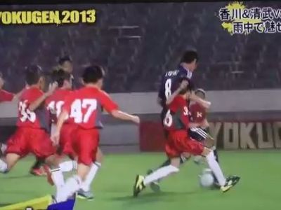 Ο ποδοσφαιρικός αγώνας 55 παιδιών εναντίον δυο γνωστών ποδοσφαιριστών. Μαντέψτε ποιος έχασε! (βίντεο)