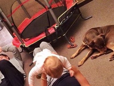 Η ώρα του παιχνιδιού! Μαμά και κόρη παίζουν στο πάτωμα! (εικόνα)