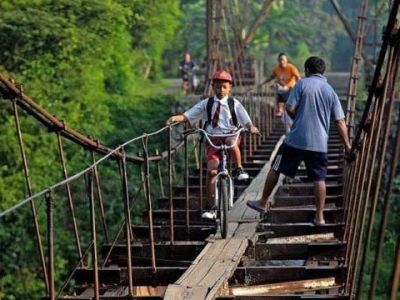 Διακινδυνεύουν τις ζωές τους για να πάνε σχολείο (φωτογραφίες)