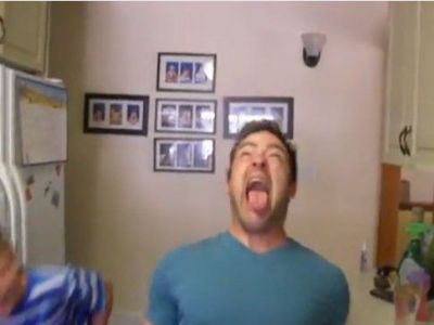 Το ξεκαρδιστικό βίντεο ενός μπαμπά που τα «σπάει» στο Youtube!