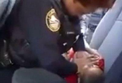 Γυναίκα αστυνομικός επανέφερε στη ζωή ένα μικρό αγόρι! Το βίντεο που συγκινεί