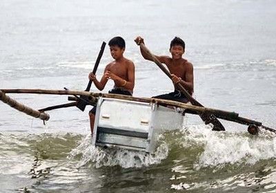 Εφηβοι στις Φιλιππίνες: Οταν η ανάγκη για επιβίωση γεννάει «πατέντες»! (εικόνες)