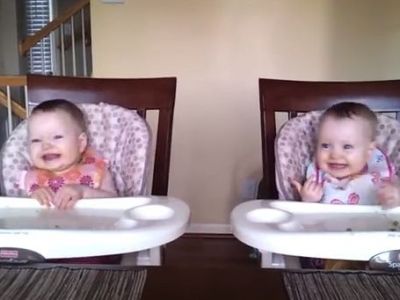 O μπαμπάς τραγουδάει και τα διδυμάκια χορεύουν σαν τρελά! (βίντεο)