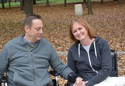 Δικαστής επέτρεψε για πρώτη φορά σε δύο φίλους να υιοθετήσουν παιδί!