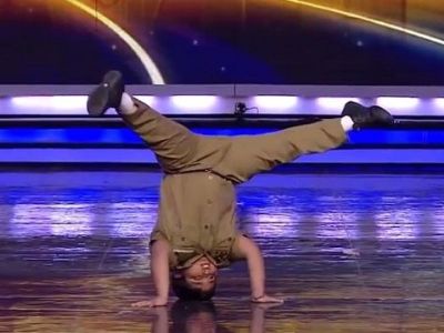 Ενας Μπολιγουντιανός χορευτής μόλις οχτώ χρονών! Θα σας αφήσει άφωνους! (βίντεο)