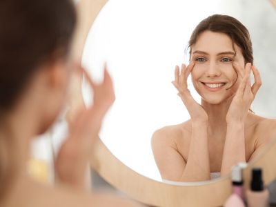 Εξαφανίστε τις ρυτίδες γύρω από τα μάτια κάνοντας αυτές τις κινήσεις