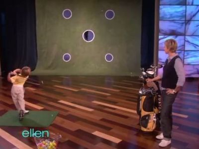 Ο μικρός αξιολάτρευτος γκολφέρ που θα σας «κλέψει» την καρδιά (βίντεο)