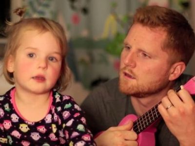 Αξιολάτρευτο: Το κοριτσάκι που τραγουδάει γιατί φοβάται τα πυροτεχνήματα! (βίντεο)