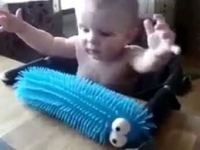 Δείτε την απίστευτη αντίδραση του μωρού όταν πιάσει το παιχνίδι του! (βίντεο)