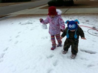 Ο υπέροχος μπαμπάς που έφτιαξε… χιόνι για χάρη των παιδιών του! (εικόνες)