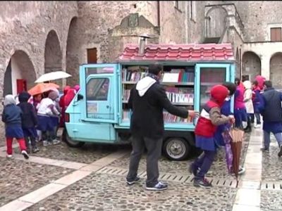 H ιστορία του δασκάλου που μοιράζει βιβλία στα παιδιά ταξιδεύοντας με το τρίτροχο του (εικόνες, βίντεο)