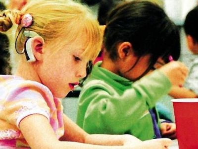 Αληθινή ιστορία: «Αδυνατώ να αγοράσω ακουστικά βαρηκοΐας για το παιδί μου. Το κράτος αδιαφορεί!»