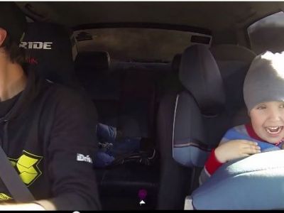 Ο τρίχρονος που ξεκαρδίζεται με τα παντιλίκια του μπαμπά του! (βίντεο)