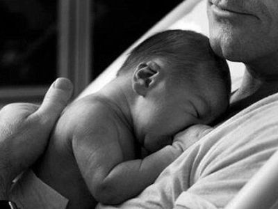 Γεννήθηκε την Ημέρα των Ερωτευμένων-Ο διάσημος μπαμπάς αγκαλιά με το νεογέννητο γιο του! (εικόνες)