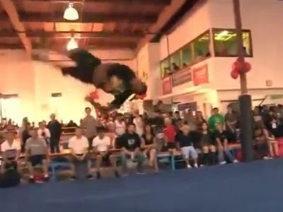 Ο έφηβος που κάνει εντυπωσιακές κινήσεις καλύτερα και από το Matrix (βίντεο)