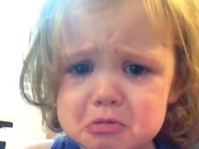 Τι κάνει μία 2χρονη όταν ακούει το τραγούδι που χόρεψαν οι γονείς της στο γάμο τους! (βίντεο)