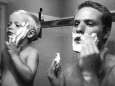 Μπαμπάδες με γιους στην ίδια πόζα! Δεν είναι ολόιδιοι; (εικόνες)