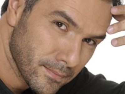 Γρηγόρης Αρναούτογλου: Το πιο τρυφερό φιλί στο γιο του! (εικόνα)