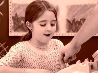 Σημερινά παιδιά VS σταθερό τηλέφωνο με καντράν! Δείτε τις απίστευτες αντιδράσεις τους! (βίντεο)