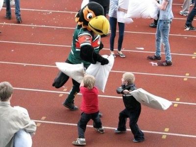 Επαιξαν μαξιλαροπόλεμο για καλό σκοπό! (εικόνες)