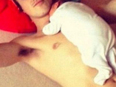 Ένας υπέροχος μπαμπάς! Η τρυφερή φωτογραφία με το νεογέννητο γιο του (εικόνες)