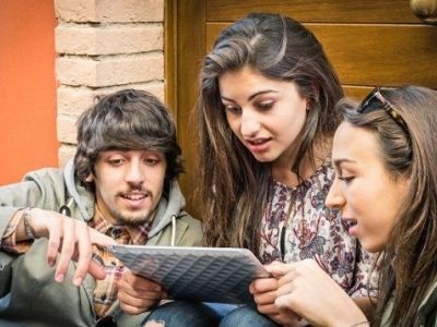 Κινδυνεύουν τα μάτια των εφήβων από την αυξημένη χρήση ηλεκτρονικών οθονών;