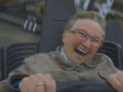 Να τι γίνεται όταν η γιαγιά μπαίνει για πρώτη φορά σε τρενάκι λούνα παρκ! (βίντεο)