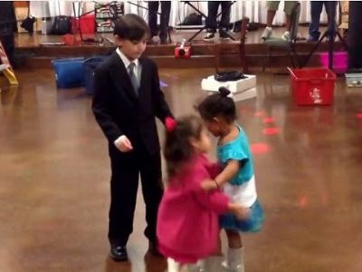 Αυτός ο πιτσιρικάς έχει όλα τα κορίτσια στα πόδια του! (βίντεο)