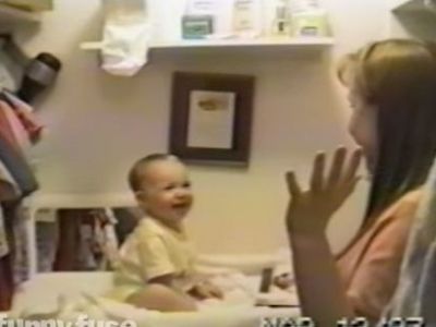 Η μαμά τρελαίνεται όταν το μωρό της καταφέρνει να πει... (βίντεο)