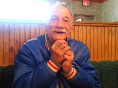 Μαθαίνει ότι θα αποκτήσει εγγονάκι και τον πιάνουν τα κλάμματα! Δείτε την συγκινητική αντίδραση (βίντεο)